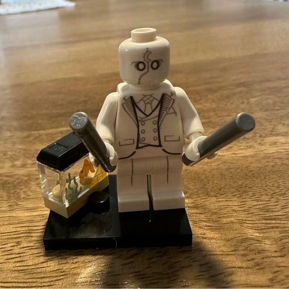 Lego Minifigures Marvel Studios Series 2 Mr. Knight - Picture 3 of 4